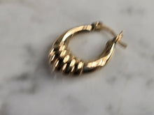 Load image into Gallery viewer, Pr Womens Vintage Estate 10K Yellow Gold Hoop Earrings, 1.3g E4854