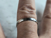 Load image into Gallery viewer, Mens Vintage Estate 10K White Gold Band Wedding Ring 2.2g E5413
