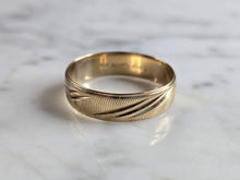 Load image into Gallery viewer, Mens Vintage Estate 14K Yellow Gold Wedding Band Ring 3.3g #E5602