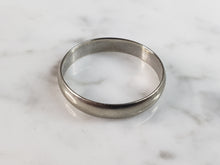 Load image into Gallery viewer, Vintage Estate 10K White Gold Band Wedding Ring 2.5g E6288