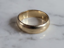 Load image into Gallery viewer, Mens Vintage Estate 14K Yellow Gold Wedding Band Ring 6.0g E6777