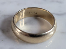 Load image into Gallery viewer, Mens Vintage Estate 14K Yellow Gold Wedding Band Ring 6.0g E6777