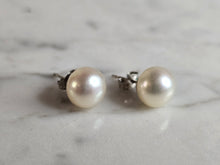 Load image into Gallery viewer, Pr Womens Vintage Estate 14K White Gold Pearl Stud Earrings 2.1g E7113