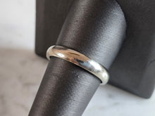 Load image into Gallery viewer, Mens Vintage Estate 10K White Gold Band Wedding Ring 4.6g E7230