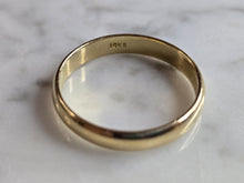 Load image into Gallery viewer, Mens Vintage Estate 10K Yellow Gold Band Wedding Ring 3.1g E7444