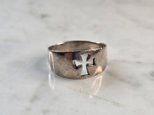 Load image into Gallery viewer, Mens Vintage Estate Sterling Silver Cross Ring 4.0g E7637