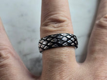 Load image into Gallery viewer, Mens Sterling Silver Modernist Feathered Band Ring 10.5g E7848
