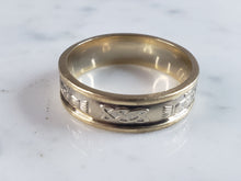 Load image into Gallery viewer, Mens Vintage Estate 14k Gold Irish Claddagh Wedding Ring 8.4g #E1210