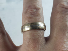 Load image into Gallery viewer, Mens Vintage Estate 14K Yellow & White Gold Wedding Ring 8.7g E2521
