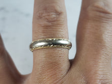 Load image into Gallery viewer, Mens Vintage Estate 14K Yellow & White Gold Wedding Ring 5.8g E2822