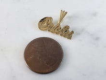 Load image into Gallery viewer, Mens 14K Gold Baltimore Orioles MLB Pendant Michael Anthony 1.1g E3713