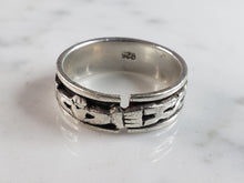 Load image into Gallery viewer, Mens Vintage Estate Sterling Silver Irish Claddagh Ring 5.2g #E6152