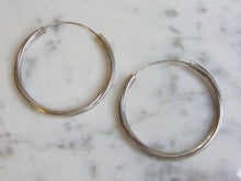 Load image into Gallery viewer, Pr Womens Vintage Estate Sterling Silver Hoop Earrings 6.3g E5027