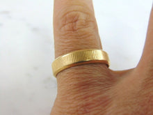 Load image into Gallery viewer, Mens Vintage Estate 18K Gold Wedding Band Ring 5.0g E931