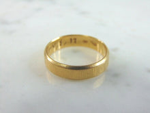 Load image into Gallery viewer, Mens Vintage Estate 18K Gold Wedding Band Ring 5.0g E931