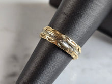 Load image into Gallery viewer, Womens Vintage Estate 10K Mixed Gold Etched Gladstone Band Ring 2.1g E1357