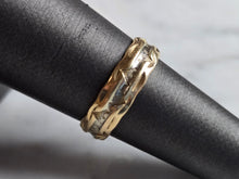 Load image into Gallery viewer, Womens Vintage Estate 10K Mixed Gold Etched Gladstone Band Ring 2.1g E1357