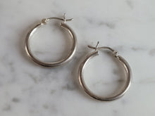 Load image into Gallery viewer, Womens Vintage Estate Sterling Silver Hoop Earrings 2.7g E1367