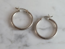 Load image into Gallery viewer, Womens Vintage Estate Sterling Silver Hoop Earrings 2.7g E1367