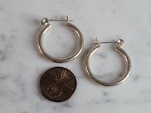 Load image into Gallery viewer, Womens Vintage Estate Sterling Silver Hoop Earrings 3.6g E1369