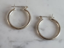 Load image into Gallery viewer, Womens Vintage Estate Sterling Silver Hoop Earrings 3.6g E1369