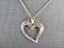 Load image into Gallery viewer, Womens Vintage Estate Sterling Silver Heart Pendant Necklace 4.4g E1436