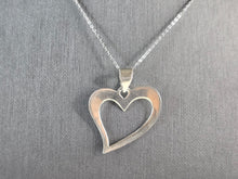 Load image into Gallery viewer, Womens Vintage Estate Sterling Silver Heart Pendant Necklace 4.4g E1436