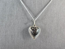 Load image into Gallery viewer, Womens Vintage Estate Sterling Silver Enamel Heart Pendant Necklace 4.3g E1439