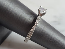 Load image into Gallery viewer, Womens Estate Sterling Silver CZ Ring 3.2g E1603