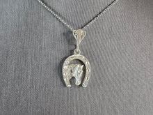 Load image into Gallery viewer, Women Vintage Estate Sterling Silver Lucky Horseshoe Pendant Necklace 5.0g E1663