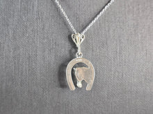 Load image into Gallery viewer, Women Vintage Estate Sterling Silver Lucky Horseshoe Pendant Necklace 5.0g E1663