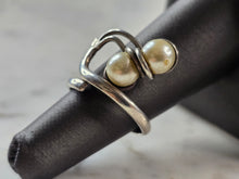 Load image into Gallery viewer, Womens Vintage Estate Sterling Silver Modernist Faux Pearl Ring 4.1g E1927