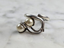 Load image into Gallery viewer, Womens Vintage Estate Sterling Silver Modernist Faux Pearl Ring 4.1g E1927