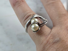 Load image into Gallery viewer, Womens Vintage Estate Sterling Silver Modernist Faux Pearl Ring 4.1g E1927