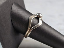 Load image into Gallery viewer, Womens Vintage Estate Sterling Silver Modernist Bow Ring 4.4g E1929