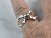 Load image into Gallery viewer, Womens Vintage Estate Sterling Silver Modernist Bow Ring 4.4g E1929