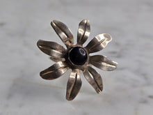 Load image into Gallery viewer, Womens Vintage Estate Sterling Silver Flower Ring 5.3g E1931