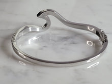 Load image into Gallery viewer, Womens Sterling Silver Modernist Opal Wave Bangle Bracelet 19.1g E2899