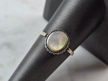 Load image into Gallery viewer, Womens Vintage Estate Sterling Silver MOP Ring 2.5g E3237