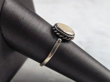 Load image into Gallery viewer, Womens Vintage Estate Sterling Silver MOP Ring 2.5g E3237