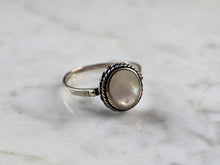 Load image into Gallery viewer, Womens Vintage Estate Sterling Silver MOP Ring 2.5g E3237