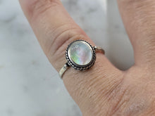 Load image into Gallery viewer, Womens Vintage Estate Sterling Silver MOP Ring 2.5g E3237