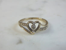 Load image into Gallery viewer, Womens Vintage Estate 10K White Gold Diamond Heart Ring 2.0g E3257