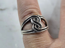 Load image into Gallery viewer, Womens Vintage Estate Sterling Silver Celtic Eternity Knot Ring 3.7g E3322