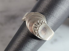 Load image into Gallery viewer, Womens Vintage Estate Sterling Silver Modernist Ring 3.1g E3507