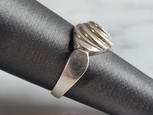 Load image into Gallery viewer, Womens Vintage Estate Sterling Silver Modernist Ring 3.1g E3507