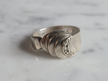 Load image into Gallery viewer, Womens Vintage Estate Sterling Silver Modernist Ring 3.1g E3507