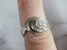 Load image into Gallery viewer, Womens Vintage Estate Sterling Silver Modernist Ring 3.1g E3507