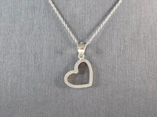 Load image into Gallery viewer, Womens Vintage Estate Sterling Silver Heart Pendant Necklace 4.7g E3518