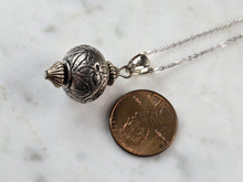 Load image into Gallery viewer, Womens Vintage Estate Sterling Silver Modernist Pendant Necklace 4.5g E3523